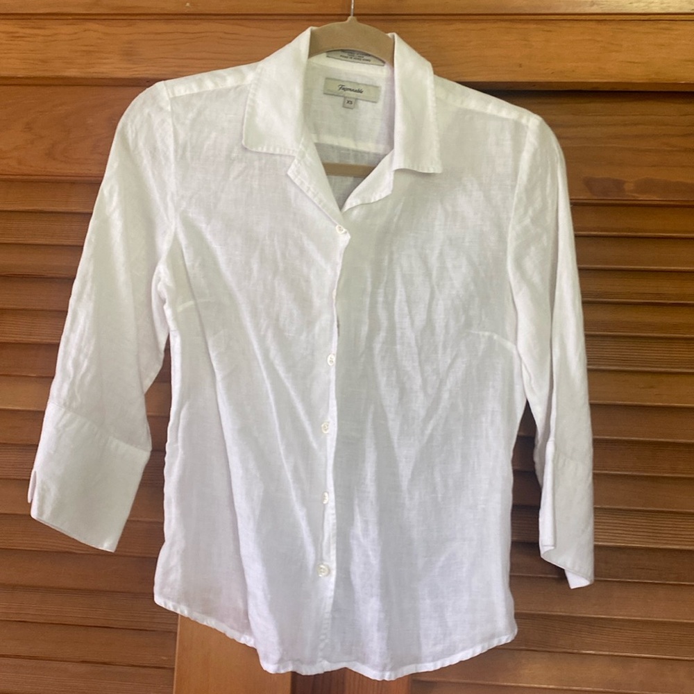 Faconnable three quarter sleeve linen Button down blouse.